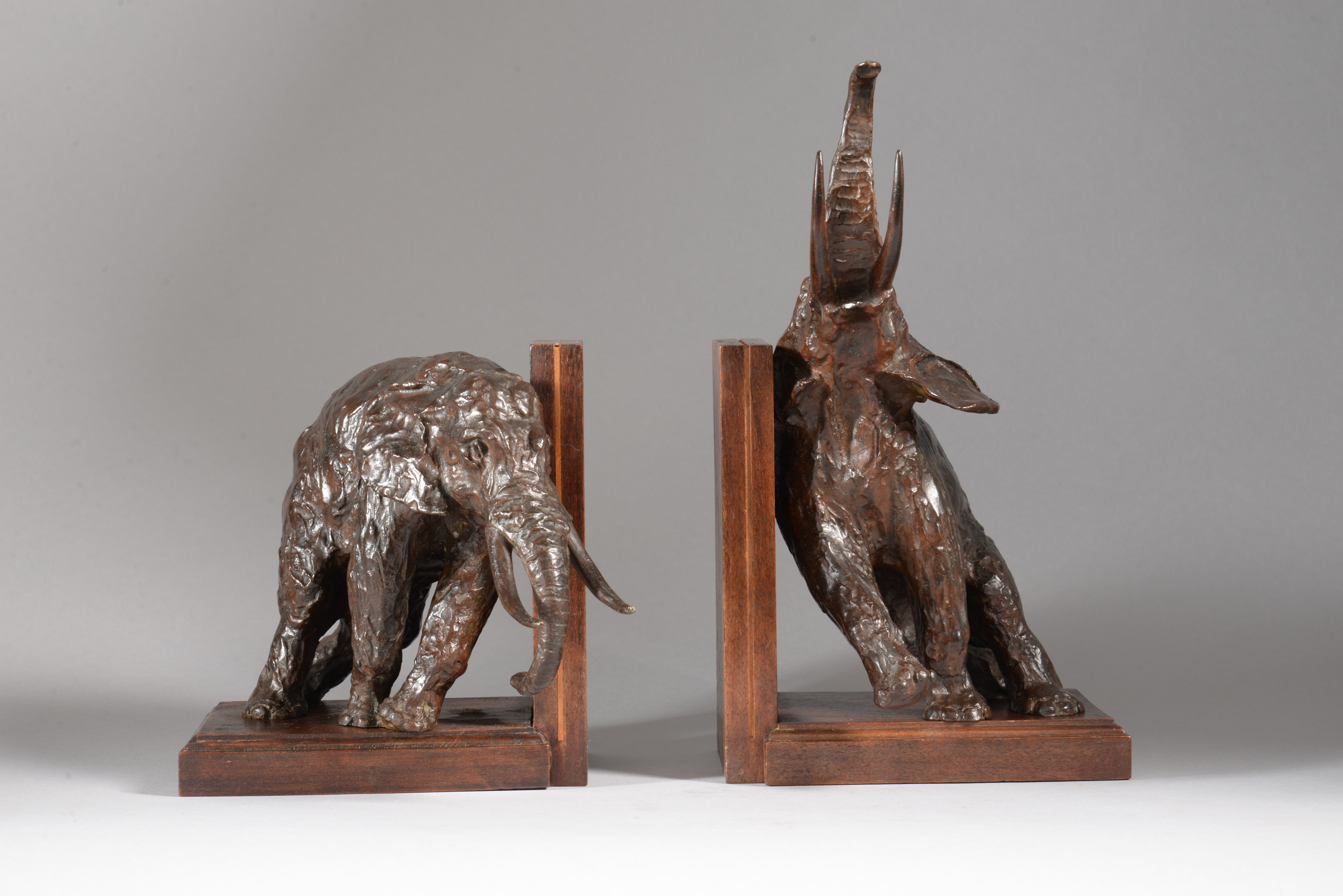 DEUX ÉLÉPHANTS PRESSE-LIVRES